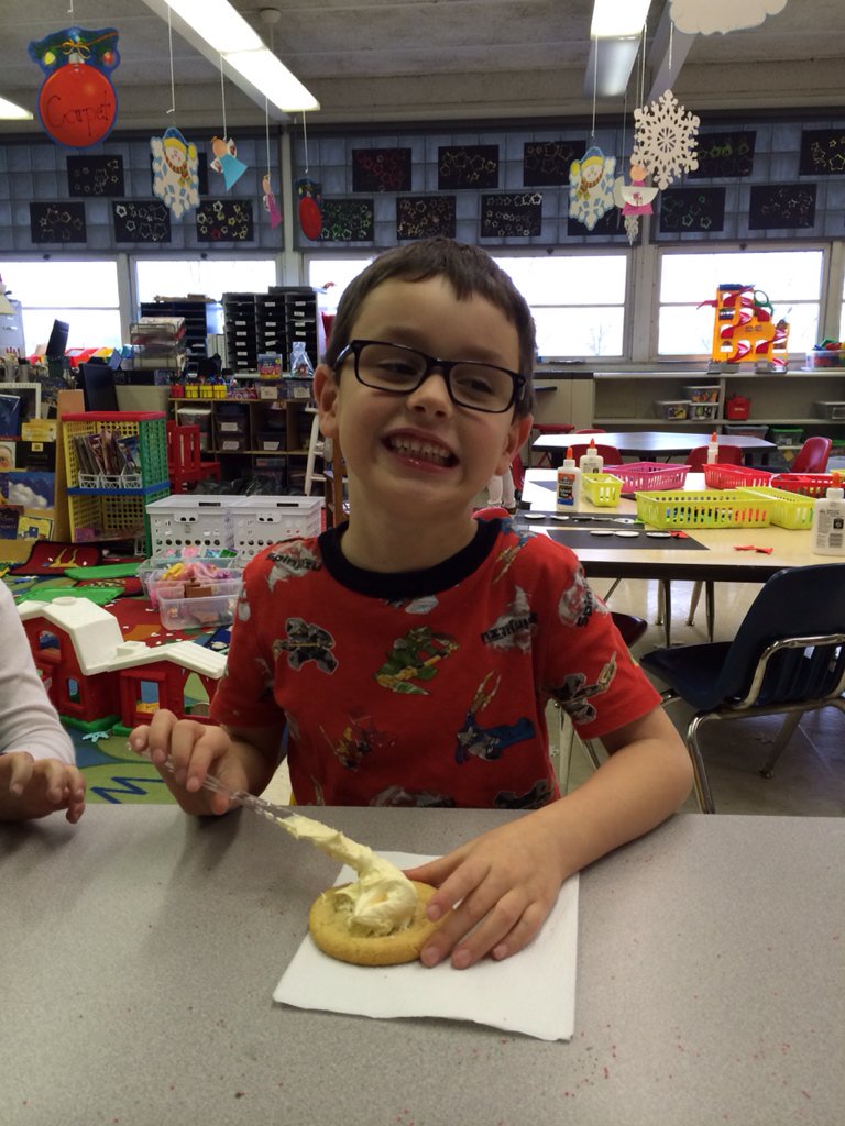 prekatstregis's tweet photo. Decorating Christmas cookies! #stregispreschool #pajamaday https://t.co/AyJjmRXJeW