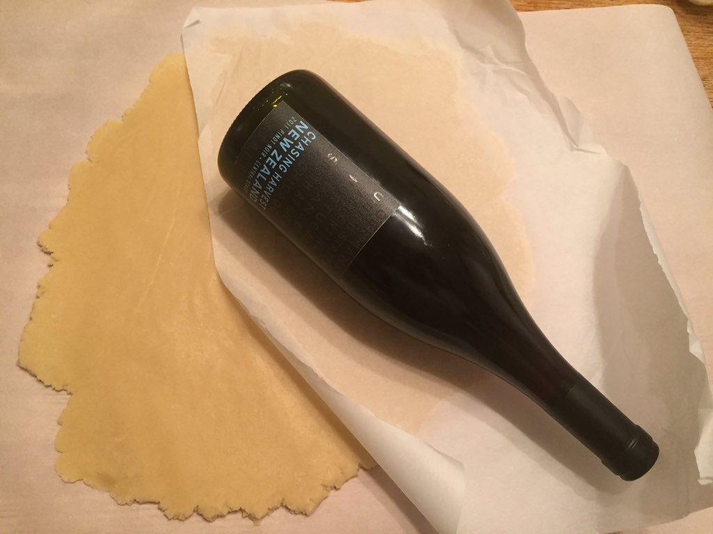 GoldnGateBridg's tweet photo. When youre making sugar cookies at your boyfriends &amp; he doesnt have a rolling pin #creativesolutions #winesolvesall https://t.co/I758511qBw