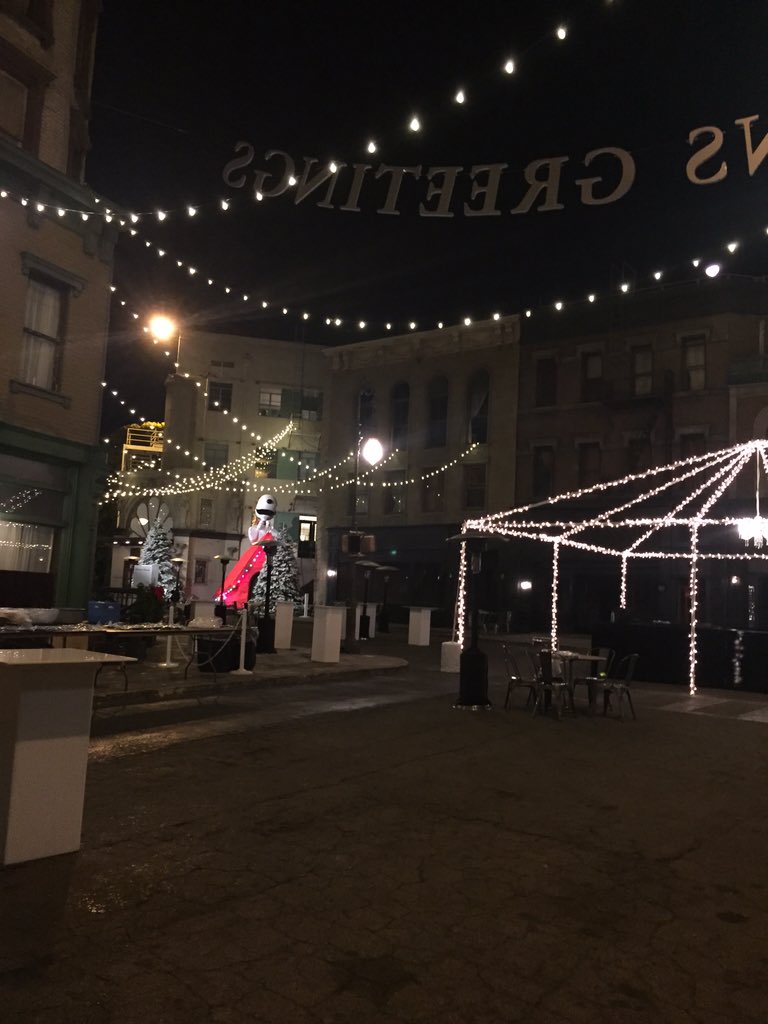 culvercat's tweet photo. Scenes from the FOX lot... Mostly the Chreezmas Party we're not invited to tomorrow. #Snoopy #crashingit #FreeBeer https://t.co/IyTj2m3IrI