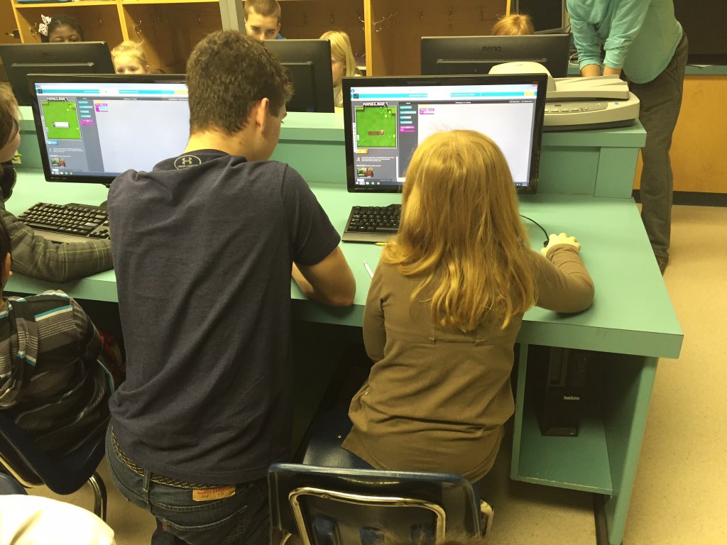 SandraBaldwin18's tweet image. Big kid navigator and little kid pilot - #coding is a collaborative sport @DavidsonRaiders #UpToCode @SunWestSD207