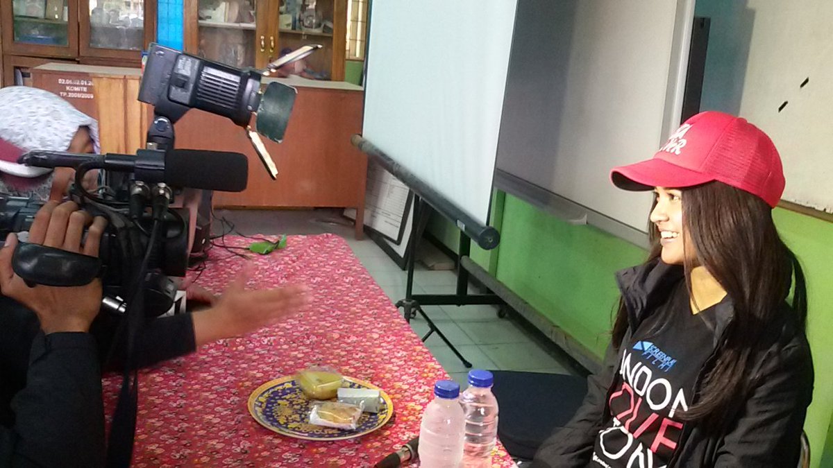 londonlovefilm's tweet photo. Karawang digoyang #LondonLoveStory #LLSgoestoschool @michelleziu https://t.co/VwStIiAHjo