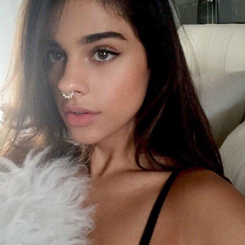 yoursshawn's tweet photo. Who is this she's so pretty 😩 https://t.co/HvIYgulopz