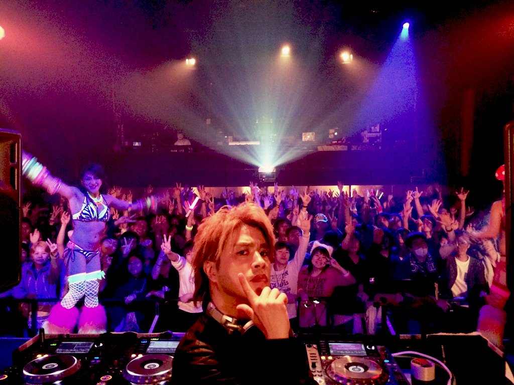 REMOccCON's tweet photo. 昨日のTHGS X'mas "DECADE 05-15" リリースパーティ、沢山の皆様にご来場頂き、非常に感謝しております!Merry Christmas 🎄 #remo_con #THGS15 #EXTREMA_TOKYO https://t.co/PfVcMhJ8z2