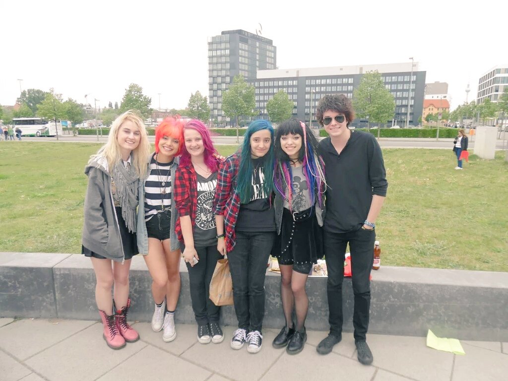 blenderafi's tweet photo. i miss you guys so much. :c💕 @HeyViolet @MirandaMiller @CaseyMoreta @NiaLovelis @RenaLovelis @mrshxmmo https://t.co/Z3hPphHW4j