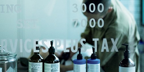 新しい世代による男の新しい社交場 プレジデンシャルカット と呼ばれるクラシックな髪型が人気だ 刈り上げた七三のこのスタイルは ある一軒のバーバーから広がった Gq Japan Scoopnest