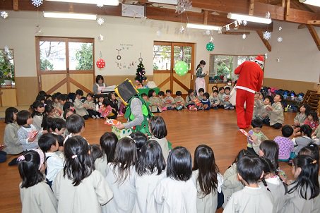 きらきら星幼稚園 のはらっぱクラブ 今日はクリスマスパーティー のはらっぱにサンタさんとクリスマスツリーがやってきました T Co 241pt39jue