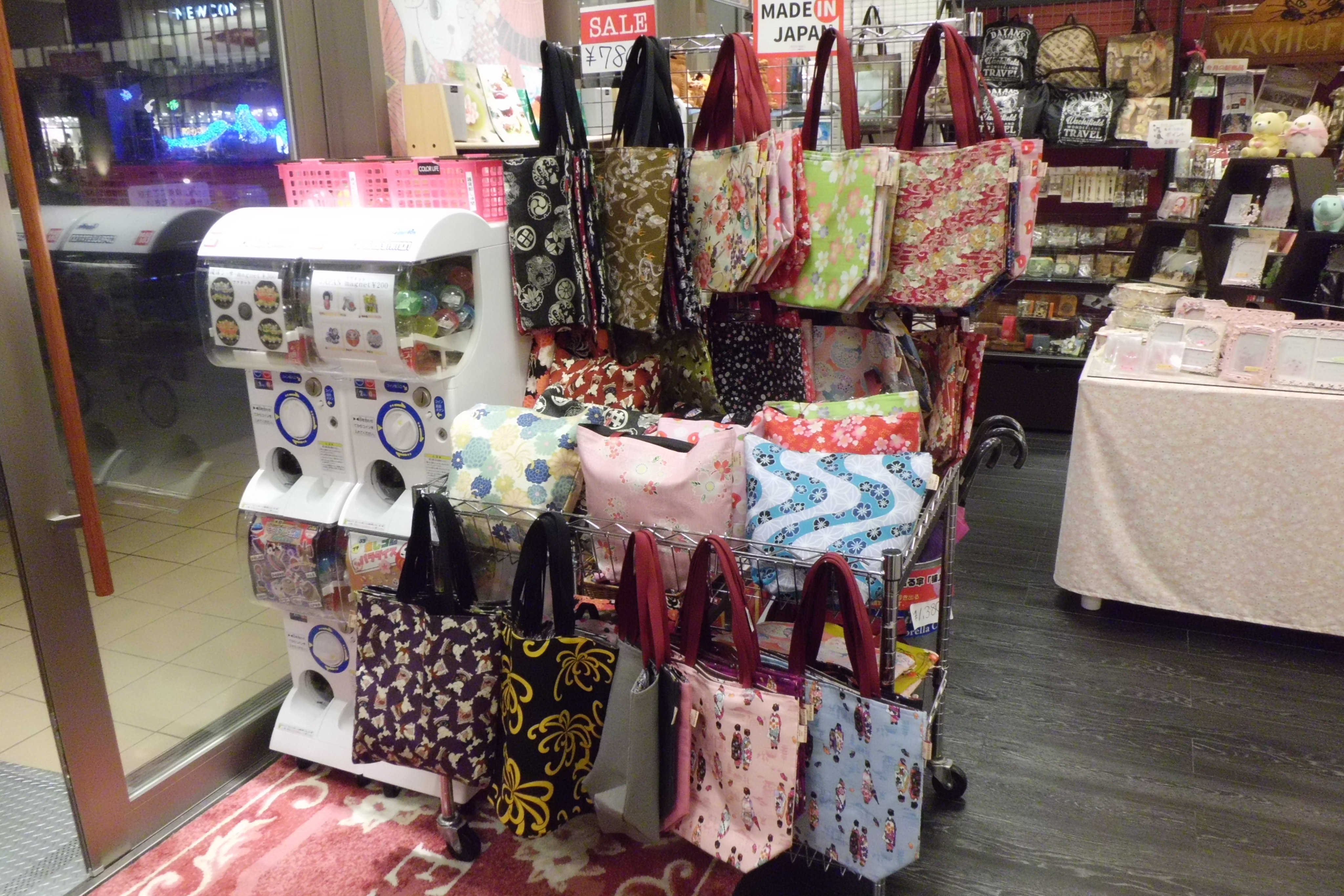 さくら小町 ライカム店 うおおおおお めちゃくちゃ和風なものがたくさんきました 和雑貨のお店ですよー さくら小町ですよー 今回の新商品安いし可愛いなー とりあえずハンカチと手鏡付き巾着袋は買いかなー あー和風って可愛い T Co