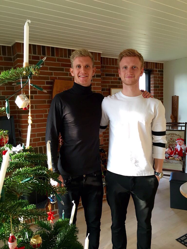 FN1891's tweet photo. Brødrene Bisp ønsker alle Rubinrøde en glædelig jul og ser frem til det vigtige forår, hvor vi må stå sammen #vejleb https://t.co/LmQIcfo8ju