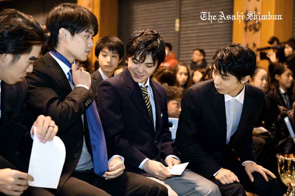 朝日新聞 映像報道部 フィギュアスケート全日本選手権の開会式前 羽生選手 右 は小塚選手 左から2人目 にネクタイの長さを調節してもらっていました Figureskate Yuzuruhanyu 達 T Co Cxvlcpqzmw