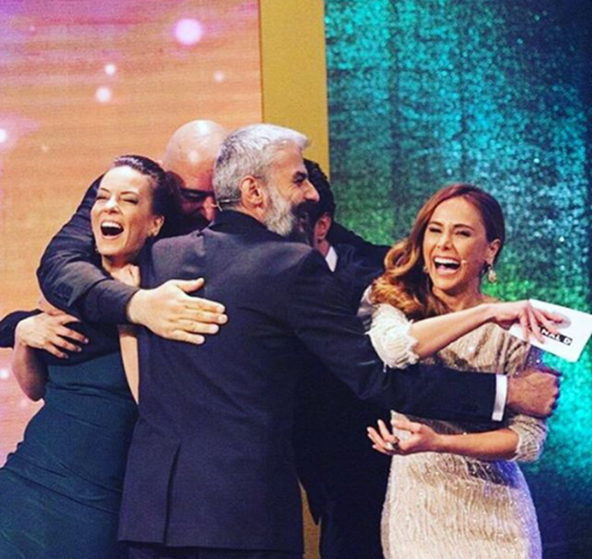 Ekranella's tweet photo. ÖZETLİYORUM: #PoyrazKarayel hep bir başka, kusura bakmayın @busesava1 yazdı! https://t.co/yhAipLl8TW https://t.co/MBFnSG84WE