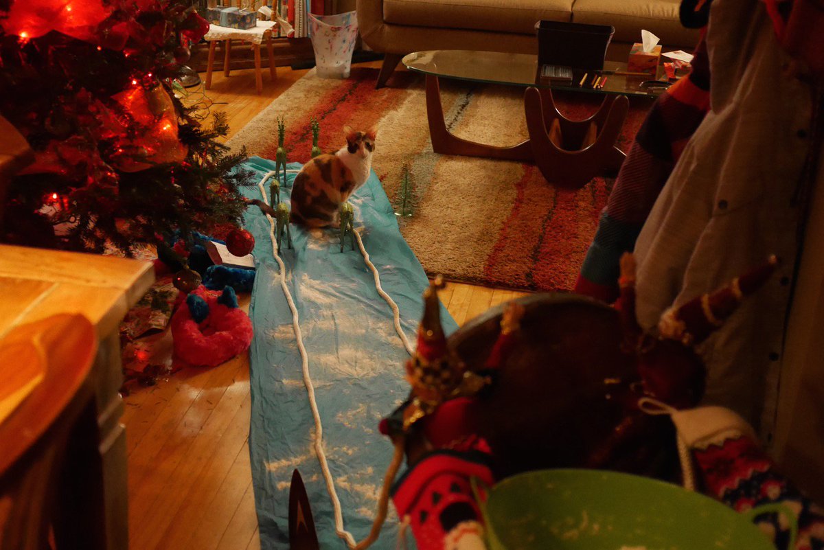 Banlieusardises's tweet photo. Celle qui n'en peut vraiment plus d'héberger des #lutins de #Noël chez nous. #grumpycatchristmas https://t.co/eCYMLFBwzX