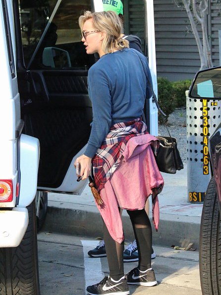 HDuffSupport's tweet photo. December 23rd Candids: @HilaryDuff at the gym in Los Angeles https://t.co/tLvHJDigX6 https://t.co/1cr7AnvUon