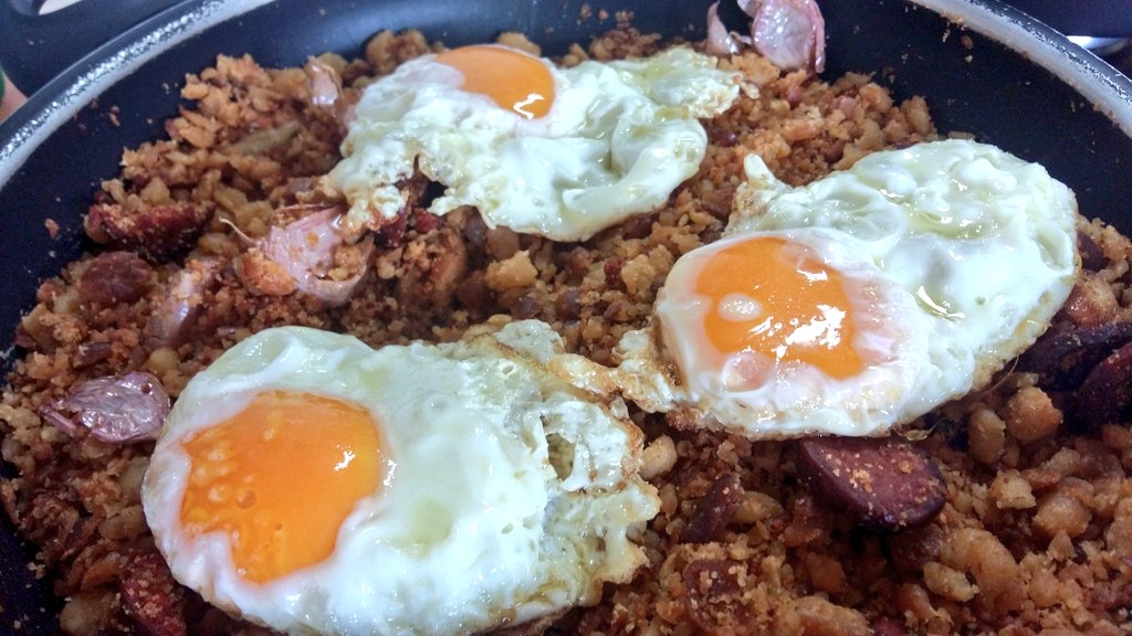 tapean2's tweet photo. Con estas #migas que acabamos de hacer os deseamos FELIZ NAVIDAD! !
Que lo mejor esté por llegar!! 
#tapean2 https://t.co/QfE35xGbJZ