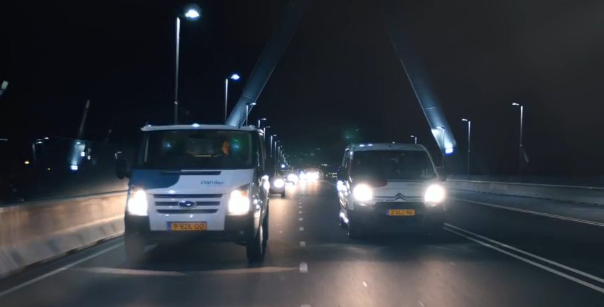 Alliander's tweet image. ♫Driving home for Christmas♫ Onze monteurs zorgen er altijd voor dat de lampjes in jouw boom branden. Fijne dagen!