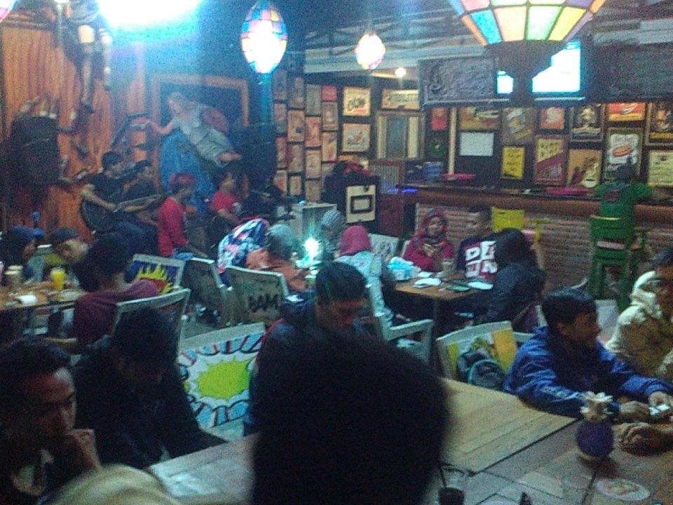StandUpIndo_KWB's tweet photo. Hai guys.... Kita malem ini kedatangan tamu pas #SharingKomik. Ada tamu dari @StandUp_Turen https://t.co/895Zj8WzET