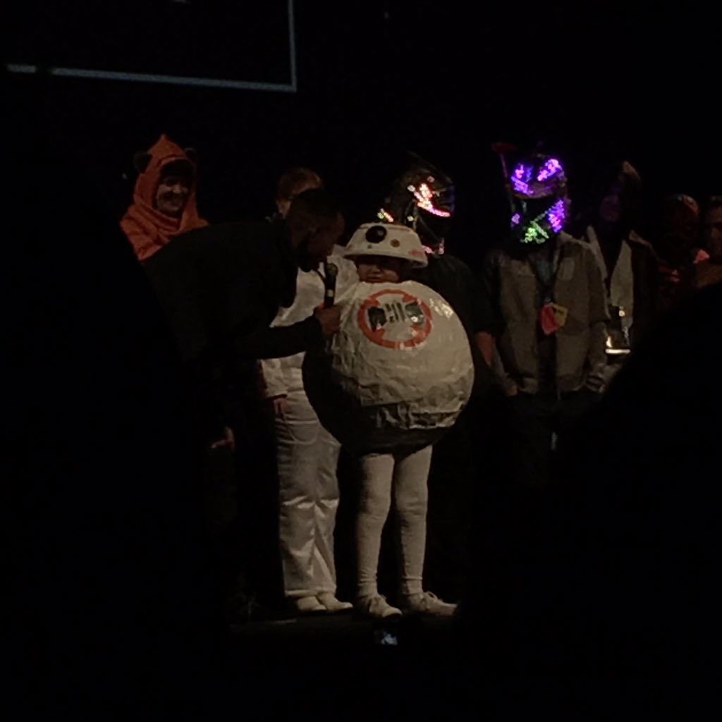 shellidw's tweet photo. #CostumeWatch: LOOK AT THIS ADORABLE BB-8 CHILD! "He's mah favorite!!" #StarWarsMarathon #NerdistAwakens https://t.co/OoNcEG9mHI
