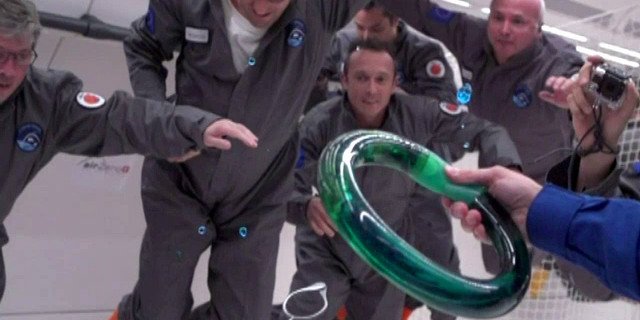 Le designer Octave de Gaulle invente la bouteille et le verre de l'espace <a href="/spaceOct/">Octave de Gaulle</a> culturebox.francetvinfo.fr/tendances/desi…