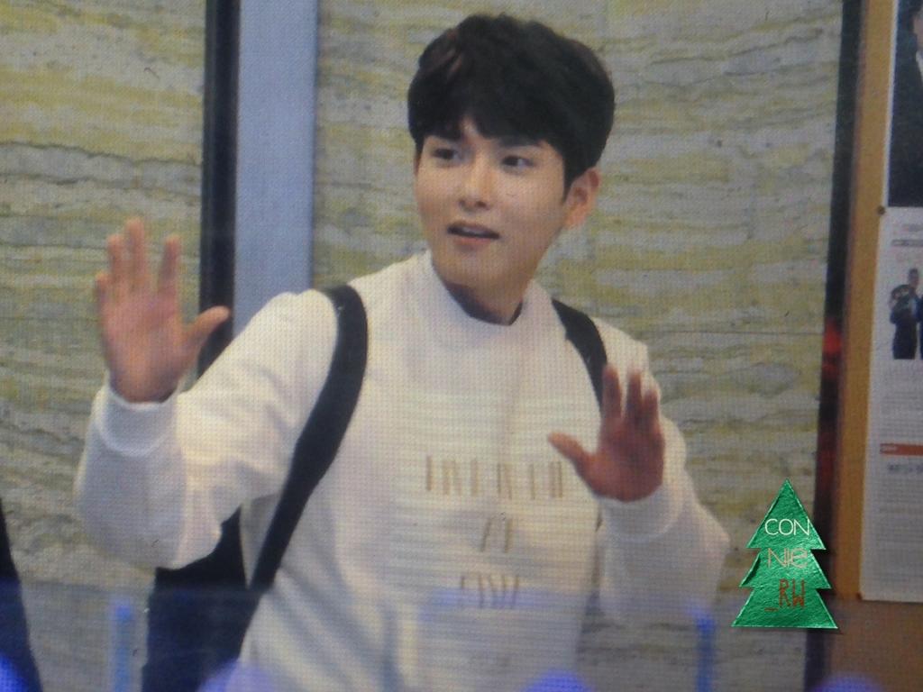 DoublemaknaeKW's tweet photo. 151216 sukira #Ryrowook
(cr:on pic) https://t.co/fPhlMuv7Ui