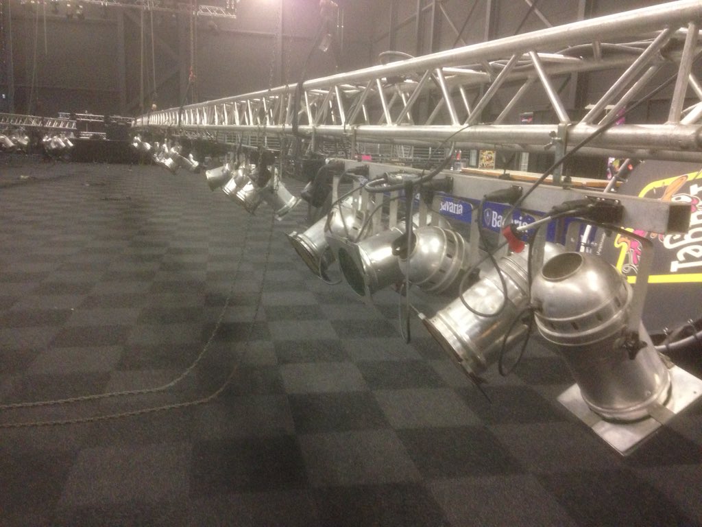 venrayhal's tweet image. Er komt en mooie lichtshow in pump up the 90's Venray