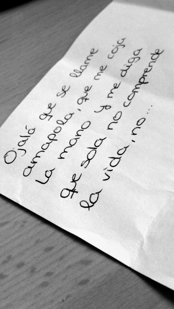 fito_quotes_'s tweet photo. "Ojalá que se llame amapola, que me coja la mano y me diga que sola no comprende la vida, no..." @claudia_blo https://t.co/qcWvkvay1G