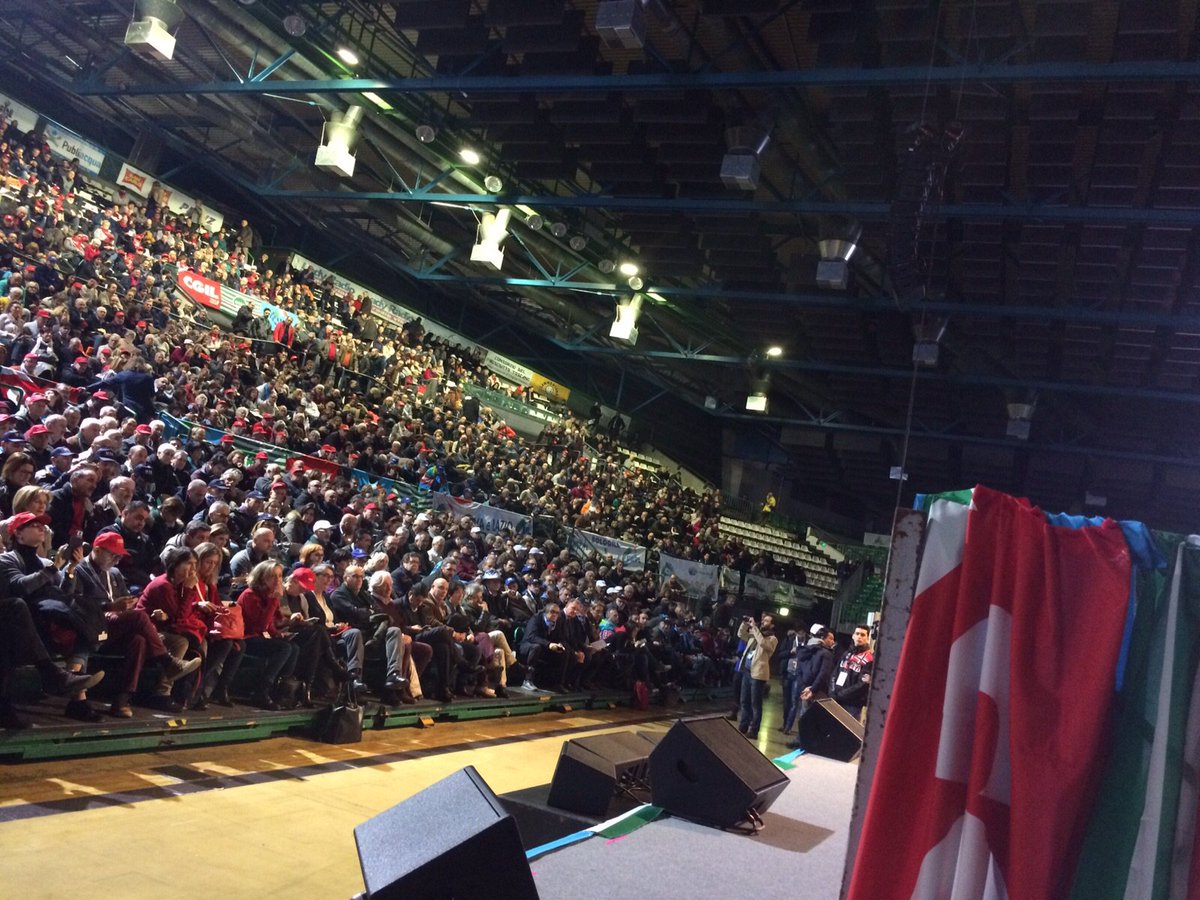 cgilnazionale's tweet photo. Da Firenze in migliaia per dire al Governo che il sistema pensionistico va cambiato 
#pensioniegiovani #CgilCislUil https://t.co/C50yXTbDJH