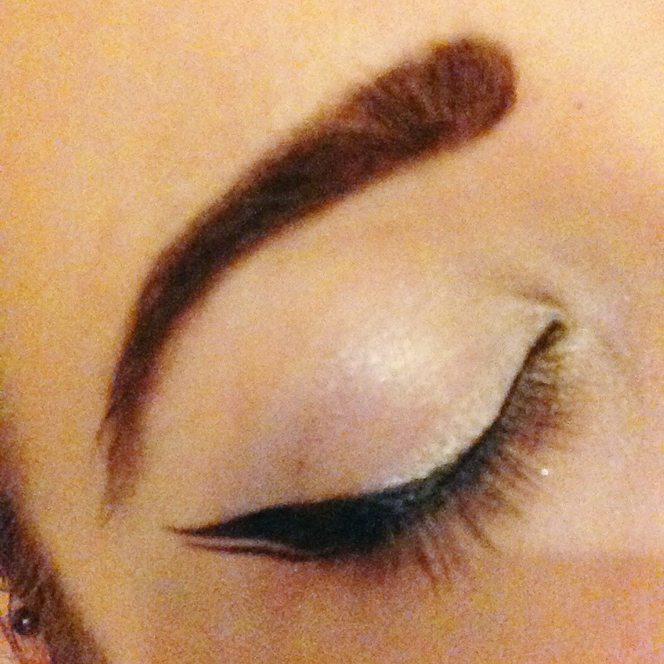 OlaPuppet's tweet photo. I tried new thing... #makeup #eyeliner #wings #differentmakeup #dublewings #eye #experimenting https://t.co/cKwfqFtj59