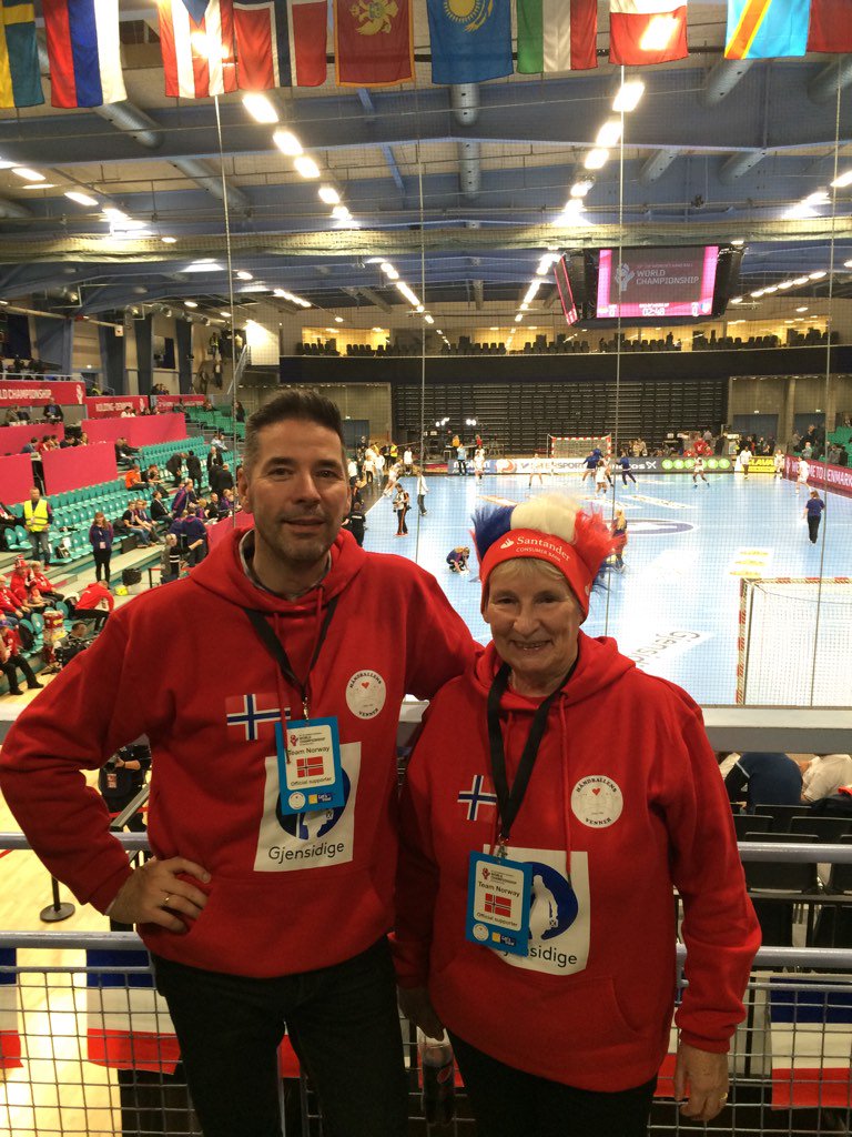 arntandersen's tweet photo. Har tatt med Moder'n på sitt første Håndball VM #SeierTilNorge https://t.co/WFBZmN5Wkn