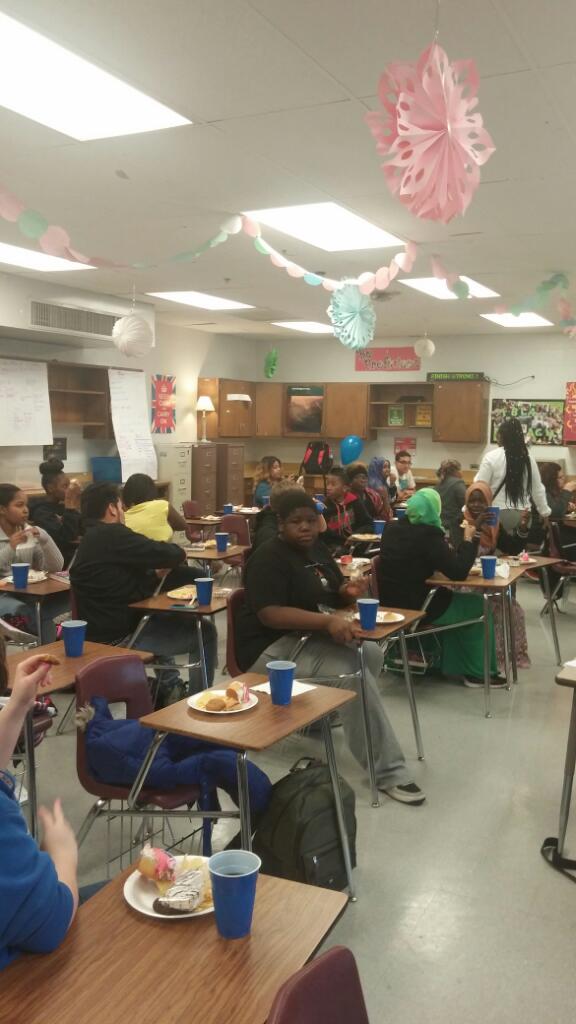 JCBEd4's tweet photo. Lots of smiles! | MT @MachinMarketing: How we celebrate the holidays! #dossfbla @DossHSPrincipal @amyphdennes https://t.co/ymI160MX0f