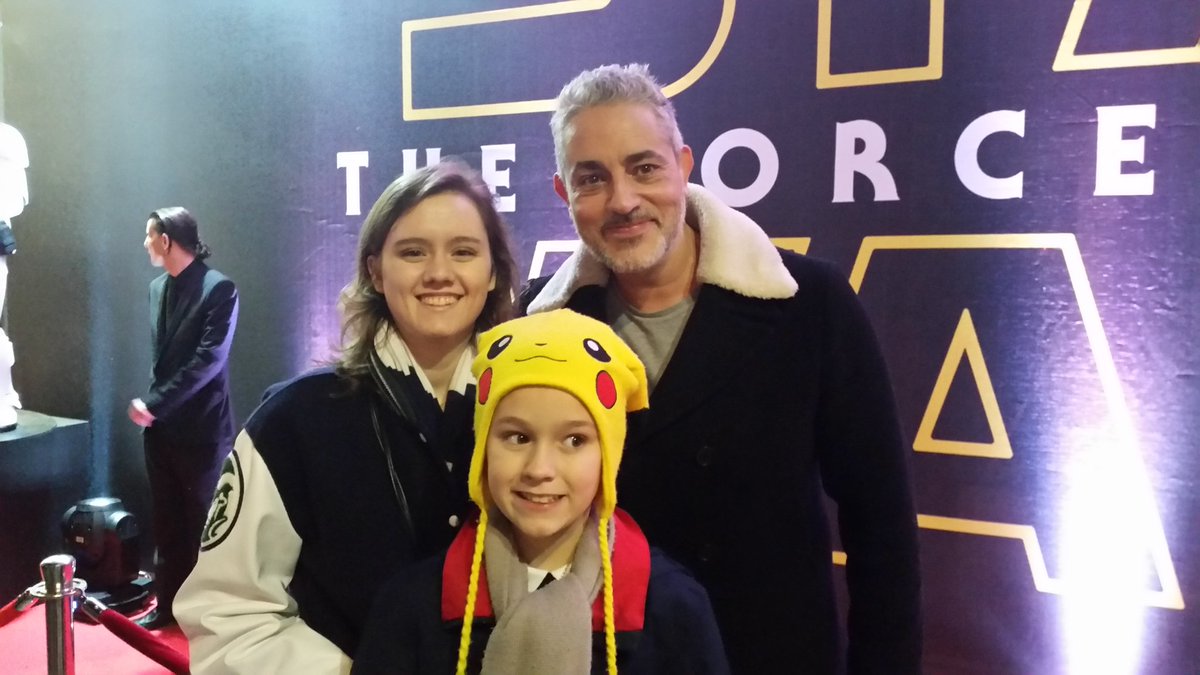 ashduffire's tweet photo. @bazashmawy thanks for the photo with my daughters last night!@CiaraDType1 @ciduffyire  #StarWarsTheForceAwakens https://t.co/fI9Mq8UyZj