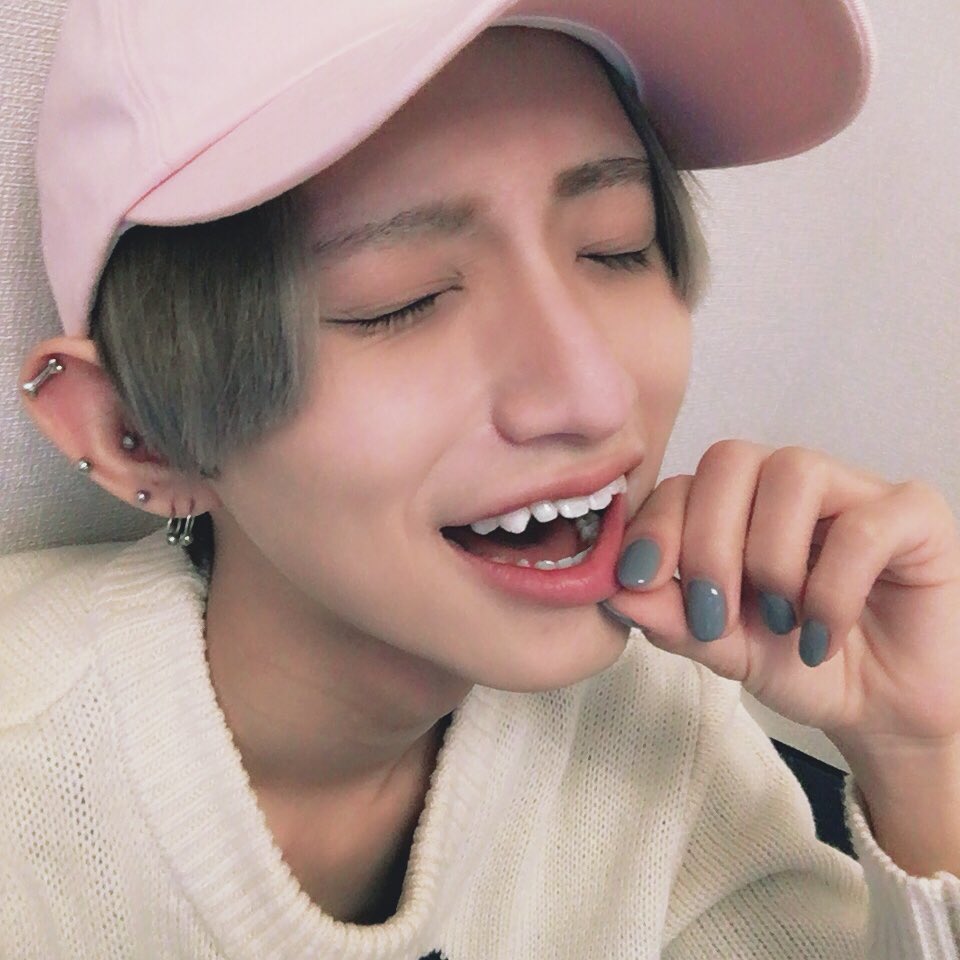 とまん Toman on X: 今日もホワイトニング行ってきた👄！最近メンバーにも歯綺麗になったて褒められるから嬉しい🤘🏻🤘🏻  一緒に今矯正治療してて年明けには歯並びも綺麗になる！自分磨き〜！ピカピカ〜✨ 来年は中身もピカピカにするぞ〜✊🏻！  t.cocOGzelT8E7 ...