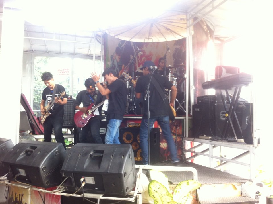 Yeaaahhh!!! Rockstar abis... GangPuri band. Aslinya Grace Band. Mereka adalah perwakilan MDN di "Cardinal Festival"