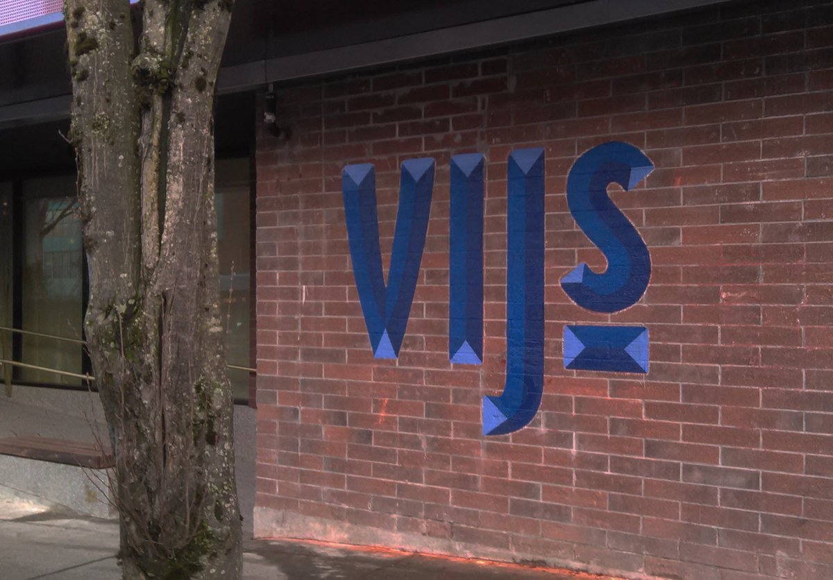 GoodSignsVan's tweet image. We painted Vij's new sign on Cambie. No apostrophe, no problem.