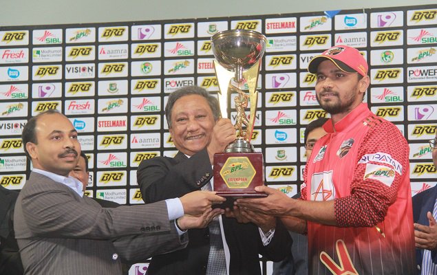 mahzrah00's tweet photo. BCBtigers: #BPL3Memories Mashrafe lifting the Winner's trophy, his third as Captain in all 3 BPLs. #BPL3Final #BPL… https://t.co/60QKWrESxQ