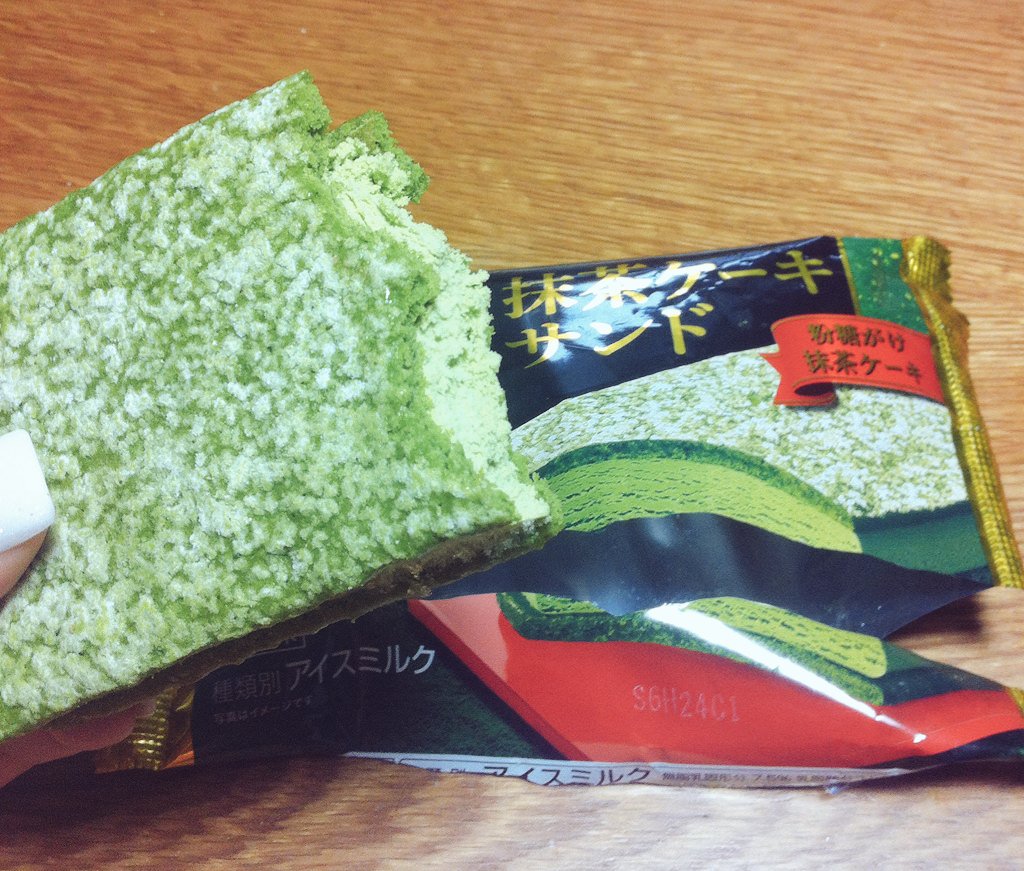 Britt1Fan's tweet photo. Green tea ice cream cake #KonbiniRaid https://t.co/60O4kbl2EP