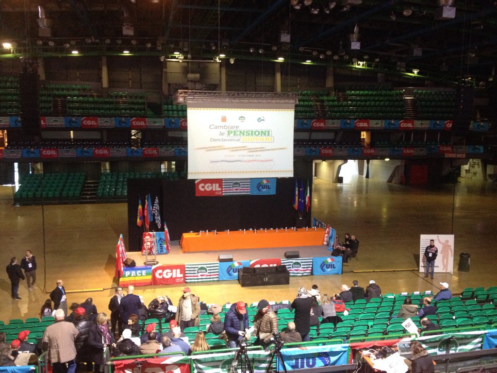 cgiltoscana's tweet photo. Mandela forum Firenze, movimento in entrata #pensioniEgiovani #CgilCislUil @cgilnazionale @uiltoscana @CislToscana https://t.co/bpJhWxI6sc