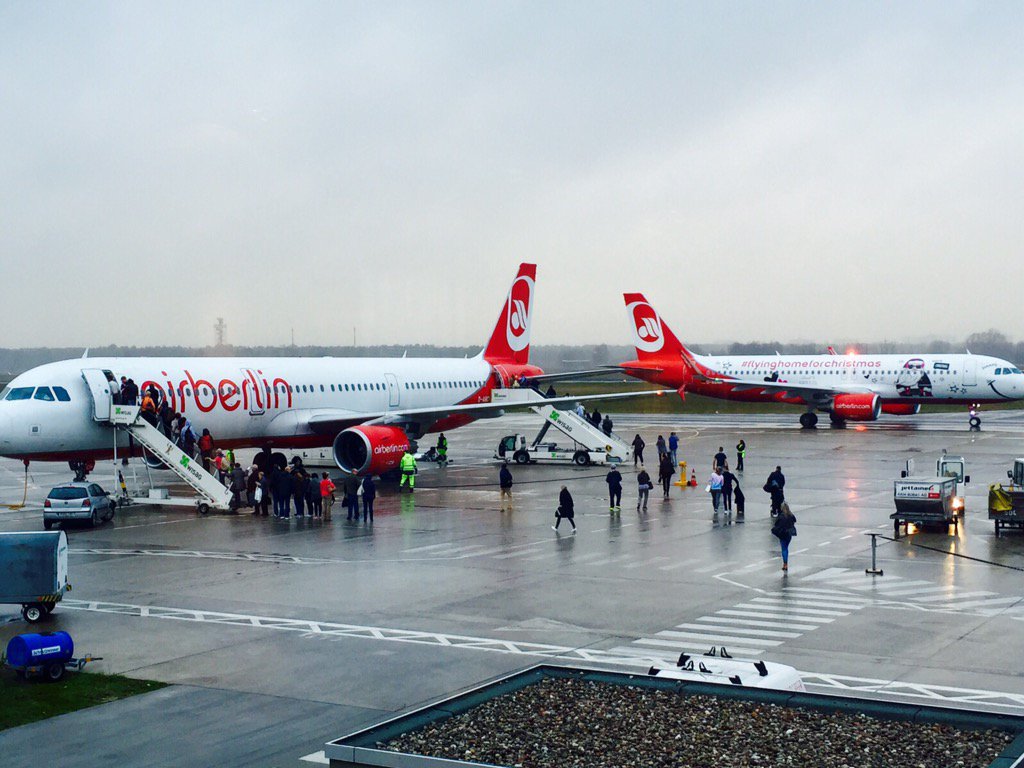 she030's tweet photo. @airberlin #airberlinXMAS #flyinghomeforchristmas leise schleicht er sich vorbei. https://t.co/eyG2kqwQxM