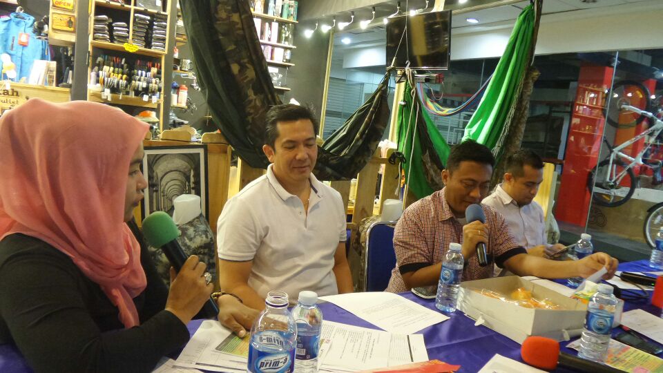 Live talkshow Pra - event MGK BURSA OTOMOTIF &amp; KOMUNITAS 2015 #BOK2 <a href="/MGKOtozone/">MGK Otozone</a> <a href="/SonoraFM92/">Radio Sonora Jakarta</a> <a href="/gtradial_indo/">gtradial.id</a>