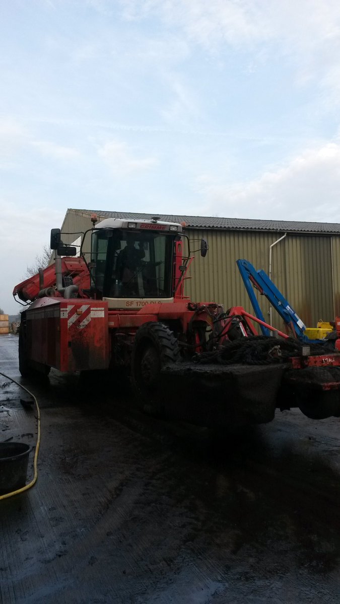 MtsJoling's tweet photo. Rooimachine thuis, laatste bollen komen uit spoelmachine! Einde #oogst15 #lelieteelt #westerveld 🙌 https://t.co/aim8yGrPTQ