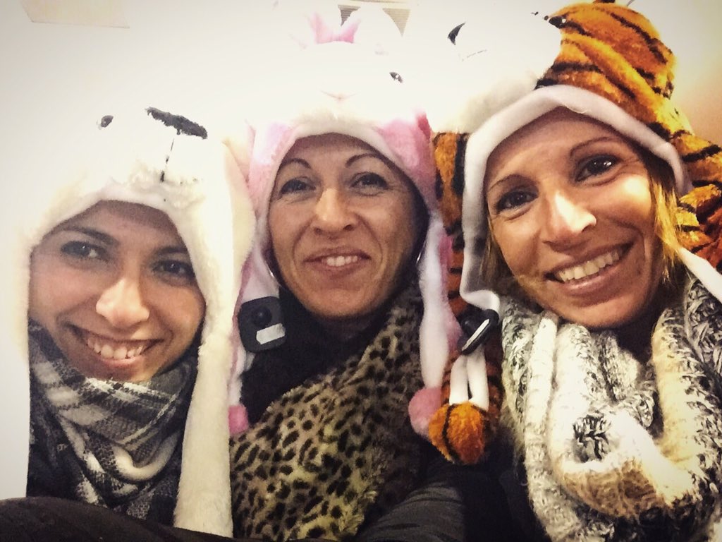 LydiaTorrejon's tweet photo. Así pasamos el rato en el chino... 😆 #UsEstimoVizcaínes #RisasMil #Uehe https://t.co/Eo2BVAIgKV