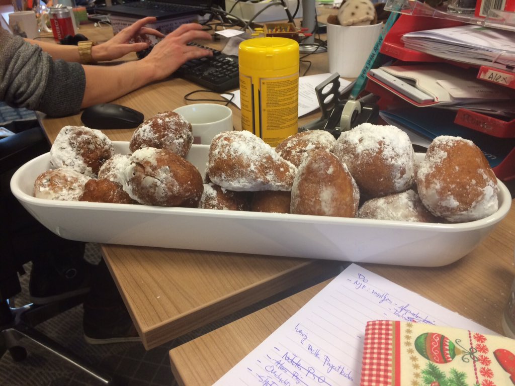 werkenbijogd's tweet photo. Werken @OGD_ict is ook een oliebol eten voor iedereen die de aankomende paar weken vrij is. Gelukkig nieuwjaar! ;) https://t.co/De7h55QJfy