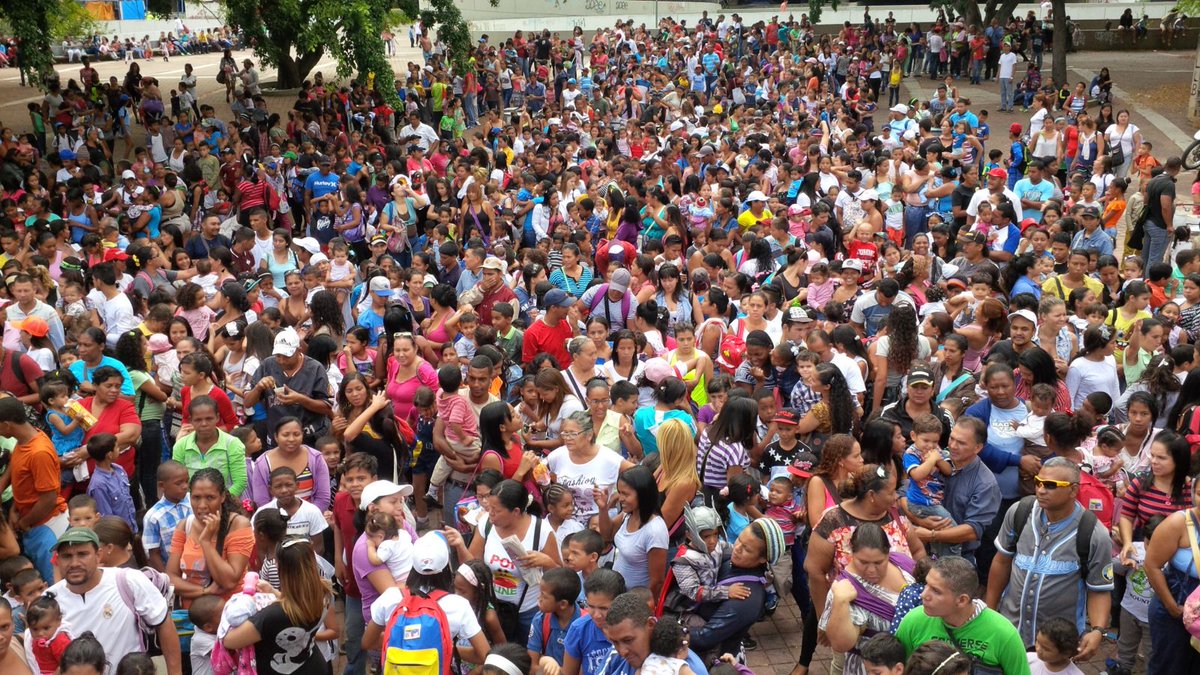 ElEvangelioC's tweet photo. Cientos de personas esperan por ingresar al Estadio de la UCV #NavidadAlegre2015 https://t.co/2z7px9rIqo