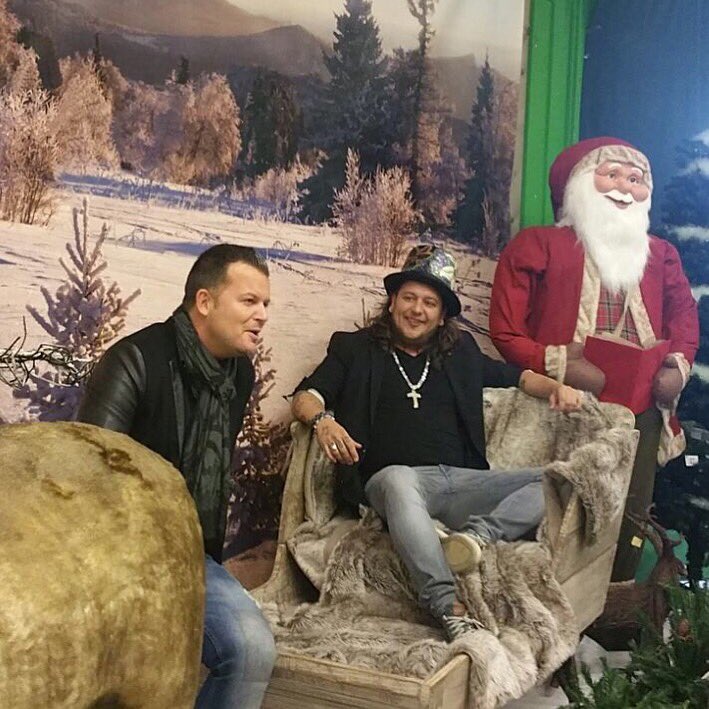 MulderMario's tweet image. Kerstclipje opnemen met haagsecollegas#wat een baas is t toch !! En wat een stem!!!@MikePetersonMp