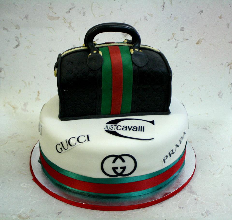 simocakedesign's tweet image. cosa ci sarà in valigia? @silvia_patelli @Fork_e_Valigia facebook.com/pasticceria-La…