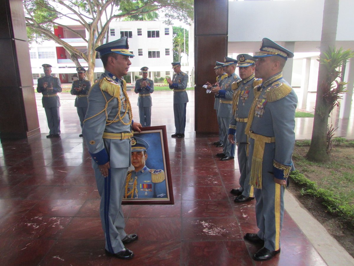 ameb_vzla's tweet photo. Entrega de cuadro con retrato al Cmdte de Cuerpo de Cadete de #AMEB como reconocimiento por su excelente desempeño https://t.co/3uRFPxUtU3