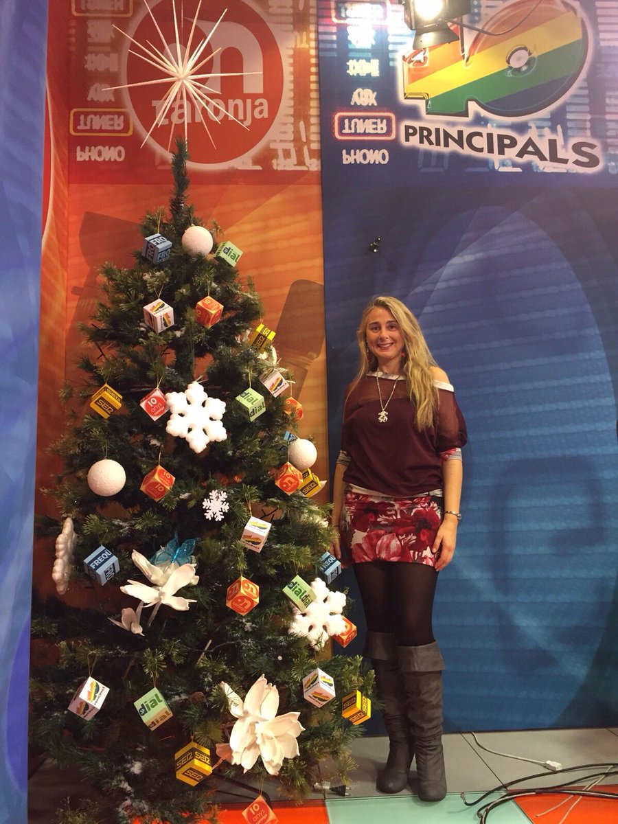 FresitaClub's tweet photo. Nuestra @nuriafresita hoy en la radio, expectacular, como siempre. #FresitaStyle #Glamour #Christmas #FlowerPower 🍓🍓 https://t.co/vy9HpvnZ5W
