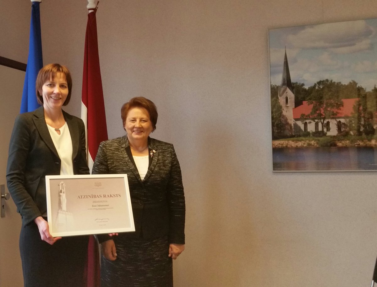 .@Straujuma pasniedz Ministru kabineta Atzinības rakstu  Ilzei Juhansonei shar.es/1G6Udr
