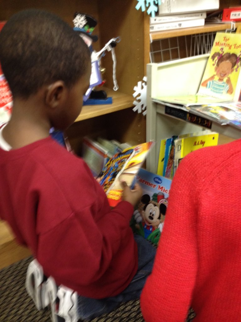 LBNELibrary's tweet photo. Lots of happy shoppers at our Snowflake Book Take! #LBNE #ReaderBees https://t.co/SHvyBbGcJX