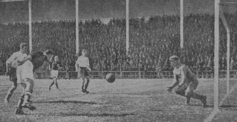 #worldcup 1938 : #Tchecoslovaquie - <a href="/OnsOranje/">OnsOranje</a> 3-0 <a href="/FIFAcom/">FIFA</a> #FIFA #Nederland @TwitterNL <a href="/AntiqueFootball/">The Antique Football</a> <a href="/lequipe/">L'Équipe</a>