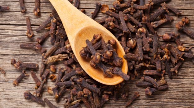 NDTVFood's tweet photo. Cloves: An ancient natural remedy for stomach pain, cold and flu https://t.co/MYZ9Et0mRb https://t.co/iZraVwVoiV