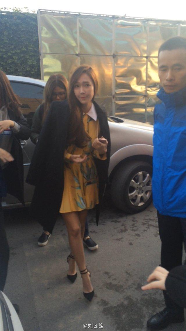 [PIC][16-12-2015]Jessica khởi hành đi Trường Sa - Trung Quốc để ghi hình cho chương trình "Ngày ngày tiến lên" vào tối nay CWbD4AVU8AEYJ6Z